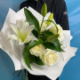 Букет из лилий и белых роз фото 3